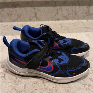 Kids Nike Cosmic Runner Athletic Shoe- 3 Youth